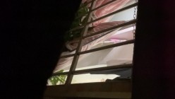 城中村握手楼偷拍隔壁邻居少妇脱内衣瞬间奶子弹出来洗澡出来顾着看手机没想到身体被我看光光高清无水印 截图8