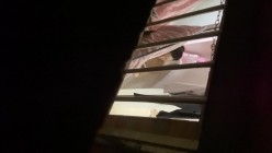 城中村握手楼偷拍隔壁邻居少妇脱内衣瞬间奶子弹出来洗澡出来顾着看手机没想到身体被我看光光高清无水印 截图9