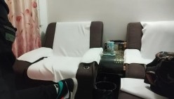 【探花小老弟】小伙大战熟女人妻 急不可耐衣服都不来不及脱完 扑倒在床上开始插入 骚妇也是饥渴得很一直浪叫 截图3