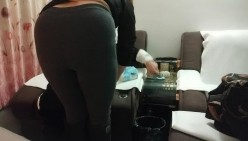【探花小老弟】小伙大战熟女人妻 急不可耐衣服都不来不及脱完 扑倒在床上开始插入 骚妇也是饥渴得很一直浪叫 截图4