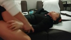 【探花小老弟】小伙大战熟女人妻 急不可耐衣服都不来不及脱完 扑倒在床上开始插入 骚妇也是饥渴得很一直浪叫 截图7