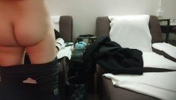 【探花小老弟】小伙大战熟女人妻 急不可耐衣服都不来不及脱完 扑倒在床上开始插入 骚妇也是饥渴得很一直浪叫 截图9