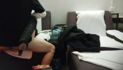 【探花小老弟】小伙大战熟女人妻 急不可耐衣服都不来不及脱完 扑倒在床上开始插入 骚妇也是饥渴得很一直浪叫 截图10