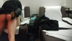 【探花小老弟】小伙大战熟女人妻 急不可耐衣服都不来不及脱完 扑倒在床上开始插入 骚妇也是饥渴得很一直浪叫 截图11