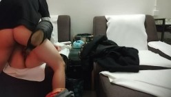 【探花小老弟】小伙大战熟女人妻 急不可耐衣服都不来不及脱完 扑倒在床上开始插入 骚妇也是饥渴得很一直浪叫 截图12