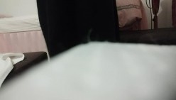 【探花小老弟】小伙大战熟女人妻 急不可耐衣服都不来不及脱完 扑倒在床上开始插入 骚妇也是饥渴得很一直浪叫 截图16