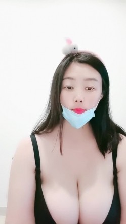 超级巨乳主播『椰汁西米露』高清源码录制35小时直播合集 无毛粉逼健身器材上甩大奶 截图3