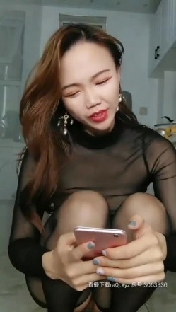开裆黑丝透视装骚气妹子【丝袜控】塞大黑牛跑步机扭动，足交道具假屌厨房诱惑非常诱人 截图10