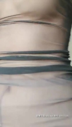 开裆黑丝透视装骚气妹子【丝袜控】塞大黑牛跑步机扭动，足交道具假屌厨房诱惑非常诱人 截图13