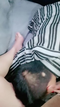 风骚的人妻勾搭大哥激情车震啪啪，全程露脸在后排口交大鸡巴，让大哥揉着骚奶子爆草抽插，浪叫不止精彩刺激 截图2