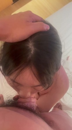 广西无毛表妹露脸性爱自拍，各种自慰器束缚跪地，认真吮吸肉棒妙不可言 截图13
