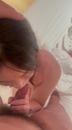 广西无毛表妹露脸性爱自拍，各种自慰器束缚跪地，认真吮吸肉棒妙不可言 截图15