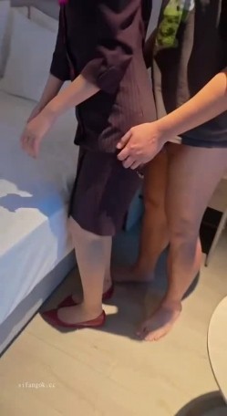 极品办公气质女主管，绿帽癖淫妻【琢木鸟夫妻】最新门槛福利，露出放尿多人车震野战乱交 截图3