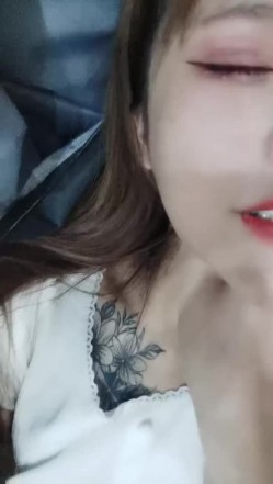 户外裸奔女神 ，白酒灌逼、现场喝尿，吃精液，室内户外两炮，爽歪歪，’你没有戴套，不要内射呀，我怕‘！ 截图1