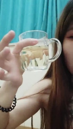 户外裸奔女神 ，白酒灌逼、现场喝尿，吃精液，室内户外两炮，爽歪歪，’你没有戴套，不要内射呀，我怕‘！ 截图7