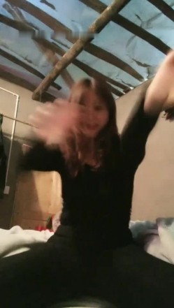 颜值不错丰满大屁股妹子【单单妹】自摸扣逼诱惑，翘着性感肥臀手指抽插 截图2
