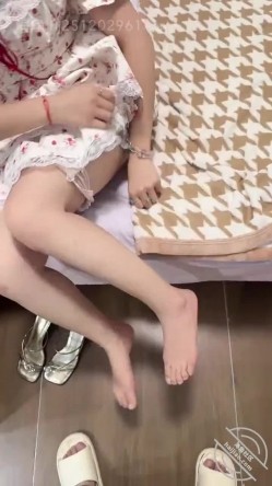 泡良大神『奶子即正义』强上寄宿我家的小姨妹,极品翘臀粉穴让人热血沸腾~ 截图5
