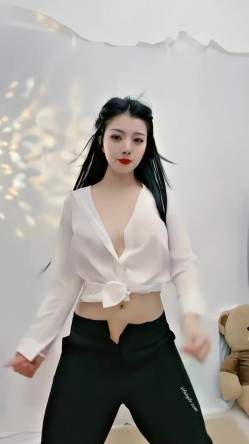 青春无敌，抖音风艺校美少女【杨晓花】定制福利，露脸露点，各种热门BGM裸舞 截图1