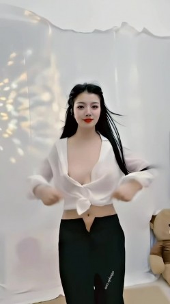 青春无敌，抖音风艺校美少女【杨晓花】定制福利，露脸露点，各种热门BGM裸舞 截图2
