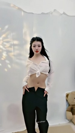 青春无敌，抖音风艺校美少女【杨晓花】定制福利，露脸露点，各种热门BGM裸舞 截图3