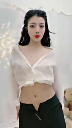 青春无敌，抖音风艺校美少女【杨晓花】定制福利，露脸露点，各种热门BGM裸舞 截图4