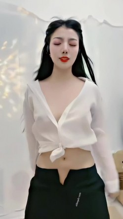 青春无敌，抖音风艺校美少女【杨晓花】定制福利，露脸露点，各种热门BGM裸舞 截图5