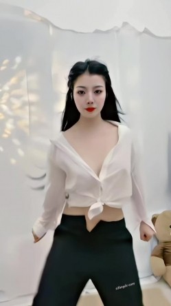 青春无敌，抖音风艺校美少女【杨晓花】定制福利，露脸露点，各种热门BGM裸舞 截图6