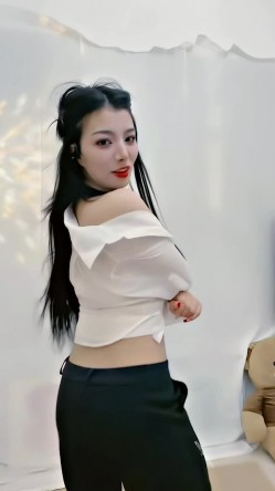 青春无敌，抖音风艺校美少女【杨晓花】定制福利，露脸露点，各种热门BGM裸舞 截图8