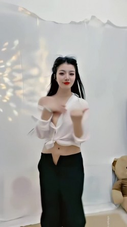 青春无敌，抖音风艺校美少女【杨晓花】定制福利，露脸露点，各种热门BGM裸舞 截图10