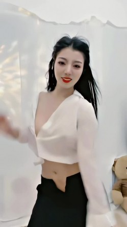 青春无敌，抖音风艺校美少女【杨晓花】定制福利，露脸露点，各种热门BGM裸舞 截图12