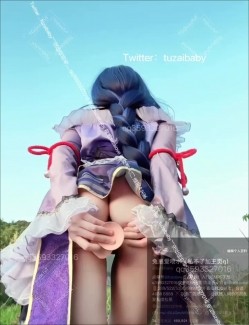 边走边尿『兔崽baby』未流出新作，白丝户外，白裙炮击，粉裙等等，塞着假鸡巴走路 边走边插 爽到失禁喷 截图10