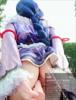 边走边尿『兔崽baby』未流出新作，白丝户外，白裙炮击，粉裙等等，塞着假鸡巴走路 边走边插 爽到失禁喷 截图13