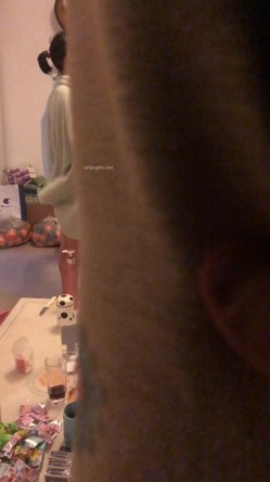 过年表哥叫我去他家拿点年货透过阳台的窗帘 ️偷窥到嫂子洗完澡在客厅擦身 截图3