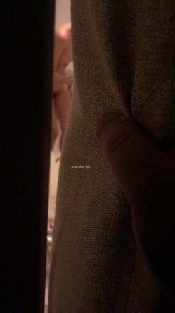 过年表哥叫我去他家拿点年货透过阳台的窗帘 ️偷窥到嫂子洗完澡在客厅擦身 截图5