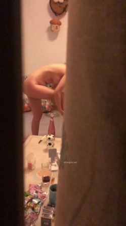 过年表哥叫我去他家拿点年货透过阳台的窗帘 ️偷窥到嫂子洗完澡在客厅擦身 截图7