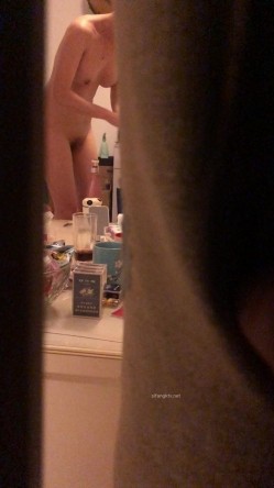 过年表哥叫我去他家拿点年货透过阳台的窗帘 ️偷窥到嫂子洗完澡在客厅擦身 截图8