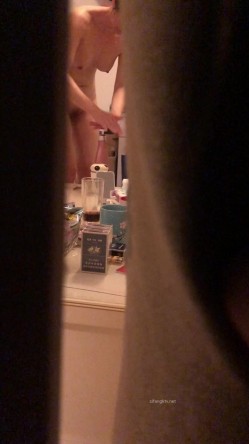 过年表哥叫我去他家拿点年货透过阳台的窗帘 ️偷窥到嫂子洗完澡在客厅擦身 截图9