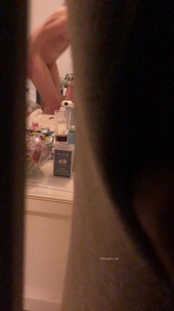 过年表哥叫我去他家拿点年货透过阳台的窗帘 ️偷窥到嫂子洗完澡在客厅擦身 截图10