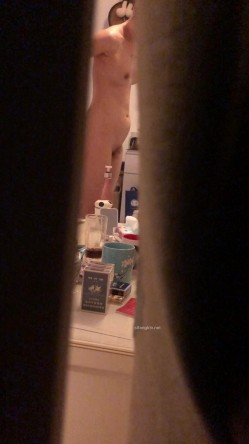 过年表哥叫我去他家拿点年货透过阳台的窗帘 ️偷窥到嫂子洗完澡在客厅擦身 截图11