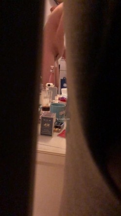 过年表哥叫我去他家拿点年货透过阳台的窗帘 ️偷窥到嫂子洗完澡在客厅擦身 截图13