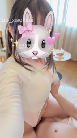 反差女大小母狗『三岁小宝宝』给哥哥添蛋蛋啰，在镜前口交太有感觉了，一边被哥哥抠舌头一边自己揉着奶子 真的好色啊～ 截图11