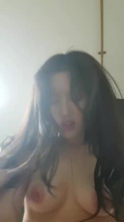 小伙子很漂亮的女盆友，超粉白皙的一线天，真是有福气，女上位、后入干得够爽！ 截图11