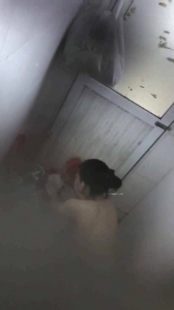 出租屋露台窗外雇人女澡堂子内实拍 就好这口亲眼目睹光屁股妹子们的一举一动 截图1