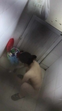 出租屋露台窗外雇人女澡堂子内实拍 就好这口亲眼目睹光屁股妹子们的一举一动 截图2