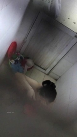 出租屋露台窗外雇人女澡堂子内实拍 就好这口亲眼目睹光屁股妹子们的一举一动 截图4