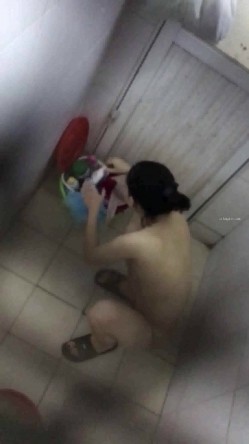 出租屋露台窗外雇人女澡堂子内实拍 就好这口亲眼目睹光屁股妹子们的一举一动 截图5