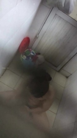 出租屋露台窗外雇人女澡堂子内实拍 就好这口亲眼目睹光屁股妹子们的一举一动 截图6