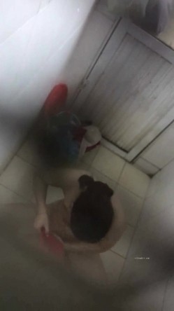 出租屋露台窗外雇人女澡堂子内实拍 就好这口亲眼目睹光屁股妹子们的一举一动 截图7