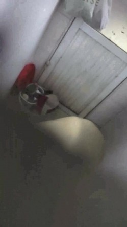 出租屋露台窗外雇人女澡堂子内实拍 就好这口亲眼目睹光屁股妹子们的一举一动 截图8
