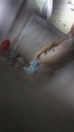 出租屋露台窗外雇人女澡堂子内实拍 就好这口亲眼目睹光屁股妹子们的一举一动 截图10